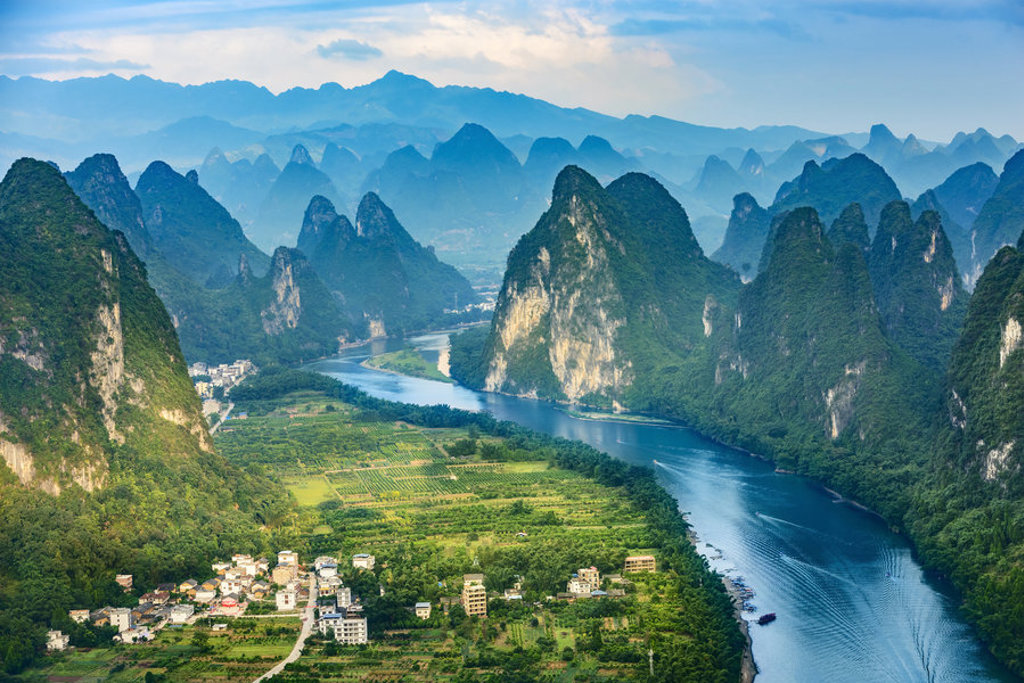 Karstbergen en rivierlandschap bij Guilin in China, route van de familiereis China.