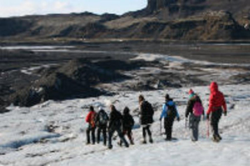 Landschap met geiser en bergen in IJsland tijdens een familiereis.