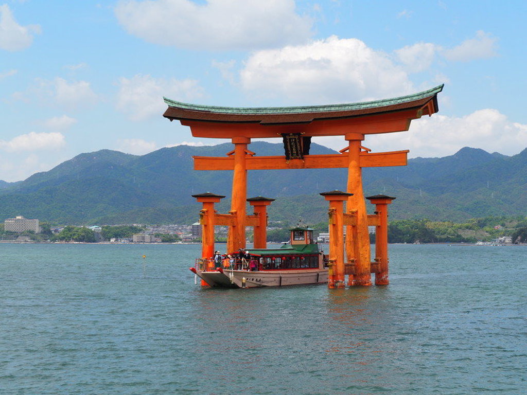 Rode torii-poort van Itsukushima-schrijn in zee bij Miyajima, Japan.