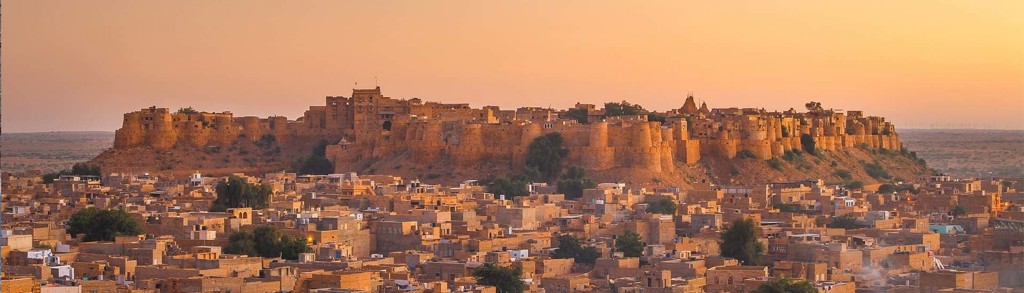 Jaisalmer Fort boven de gouden stad bij zonsondergang, Noord-India.
