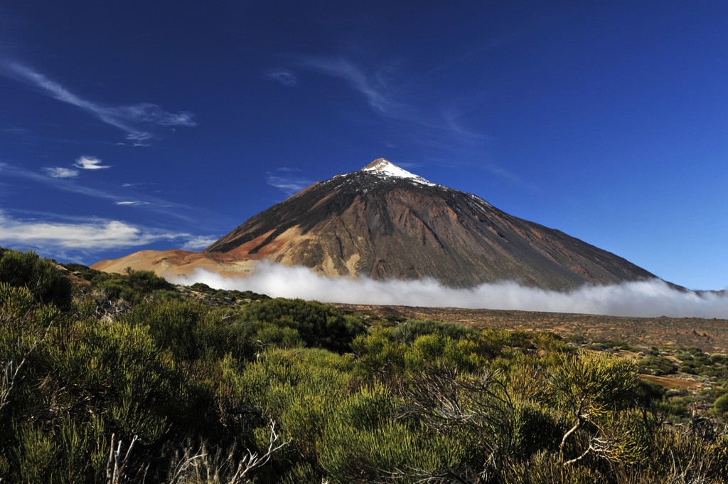 Vulkaan El Teide op Tenerife, Canarische Eilanden, met wolkenband en blauwe lucht.