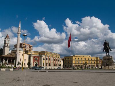 Skanderbegplein in Tirana met de Et’hem Bey-moskee, de Albanese vlag en het ruiterstandbeeld.