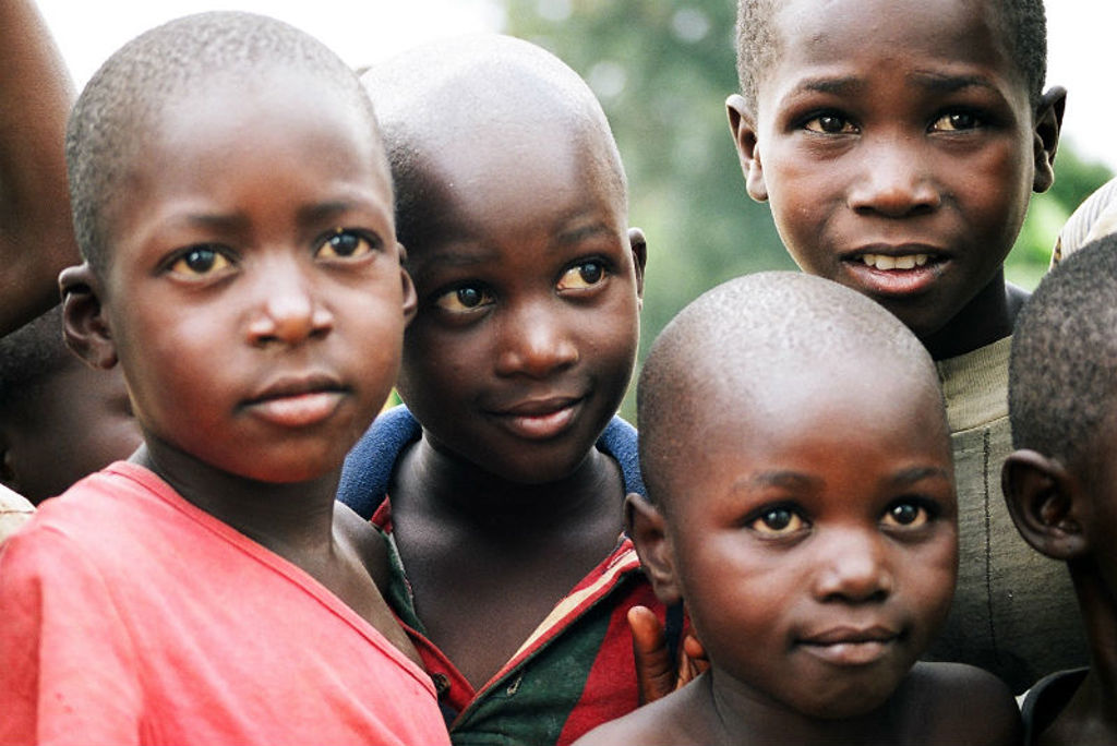 Portret van nieuwsgierige kinderen tijdens een groepsrondreis in Uganda en Rwanda.