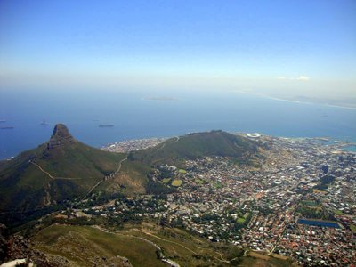Uitzicht vanaf Tafelberg op Kaapstad, Lion’s Head en de Atlantische Oceaan.