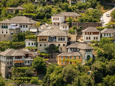 Traditionele stenen huizen met leistenen daken in bergdorp Gjirokastër, Albanië.