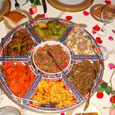 Marokkaanse mezze met salades en warme hapjes op een schaal tijdens kookcursus in Marrakech.