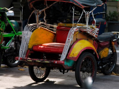 Kleurrijke becak (fietstaxi) op straat tijdens de Route Java en Bali.