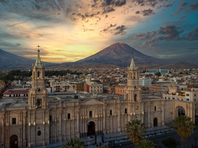Kathedraal van Arequipa op Plaza de Armas met de Misti-vulkaan bij zonsondergang, Peru.