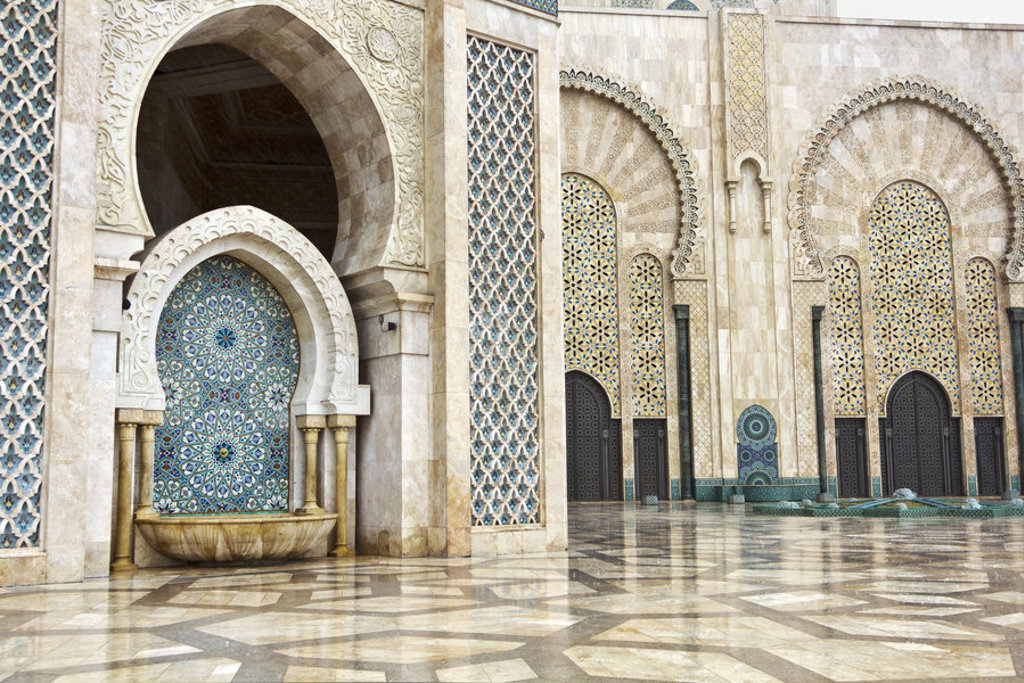 Mozaïekversierde bogen en binnenplaats van de Hassan II-moskee in Casablanca, Marokko.
