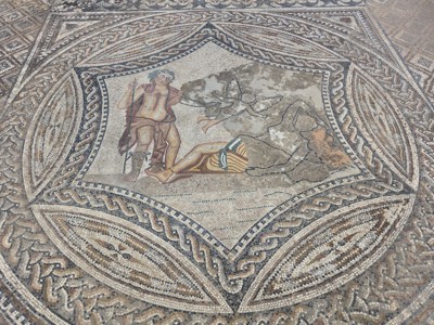 Romeinse mozaïekvloer met mythologische figuren in een archeologische site op Cyprus.