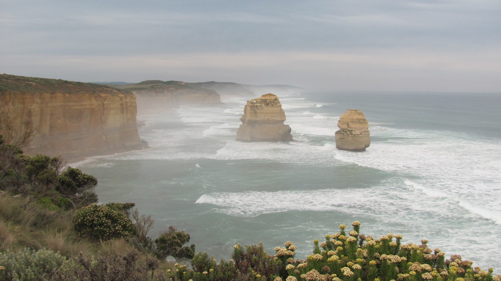Ruige kustlijn met kliffen en rotsformaties in zee langs de Great Ocean Road in Australië.