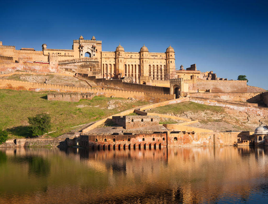 Amber Fort in Jaipur, Noord-India, met weerspiegeling in het meer.