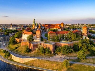 Wawelburcht en kathedraal in Krakau tijdens zonsondergang, Route Centraal Europa.