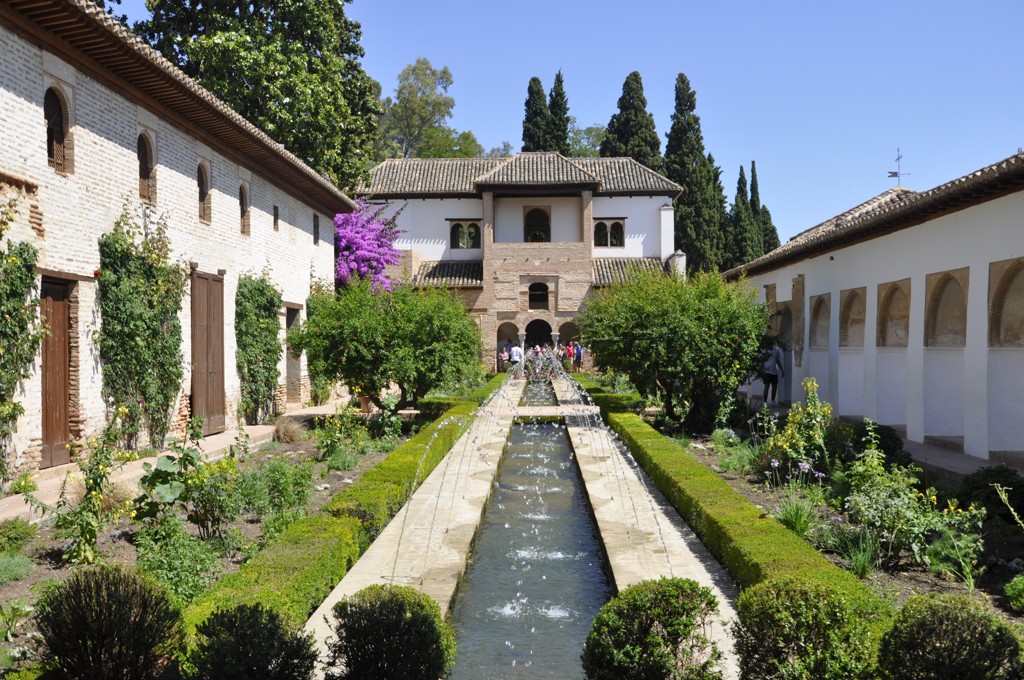 Tuinen en waterkanaal in het Alhambra in Granada tijdens groepsrondreis Andalusië hoogtepunten.