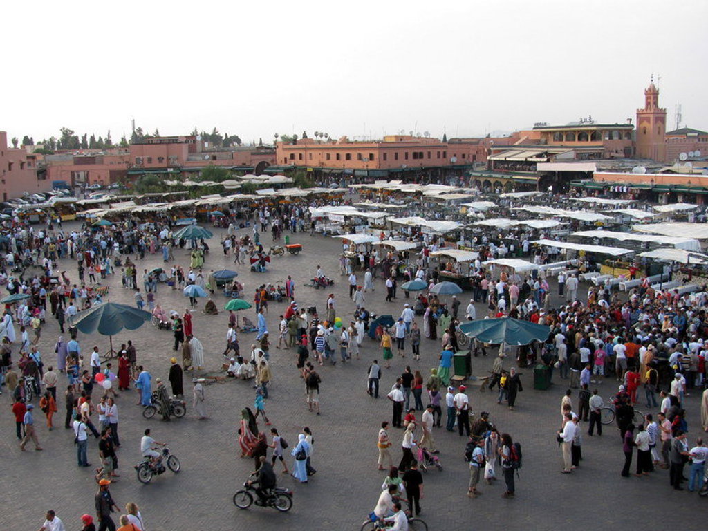 Drukke markt op het Jemaa el-Fna-plein in Marrakech tijdens een fietsvakantie in Marokko.