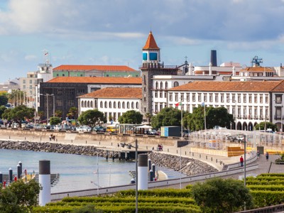 Waterfront en historische gebouwen in Ponta Delgada op São Miguel, Azoren.