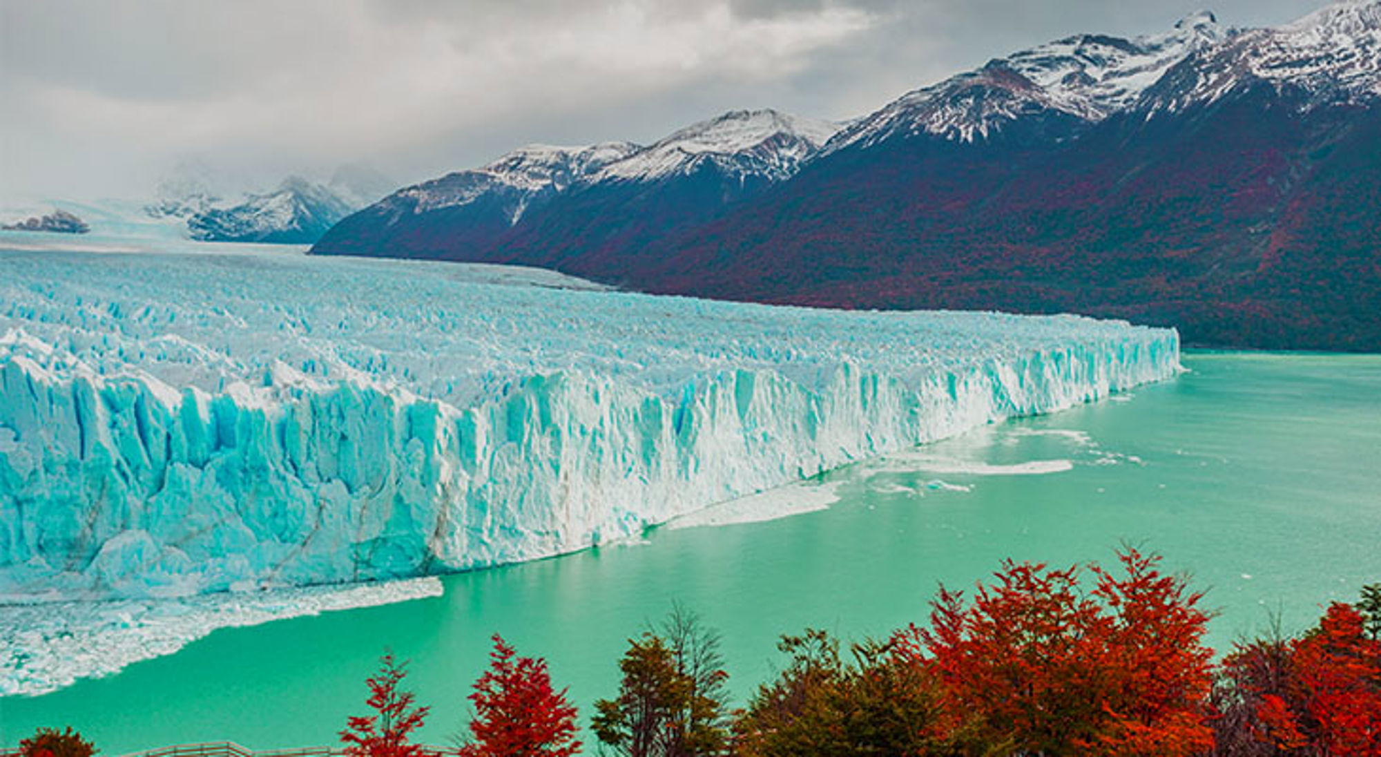 Herfstsferen bij Perito Moreno Perito Moreno-gletsjer in Patagonië met turquoise meer en besneeuwde bergen op de achtergrond.