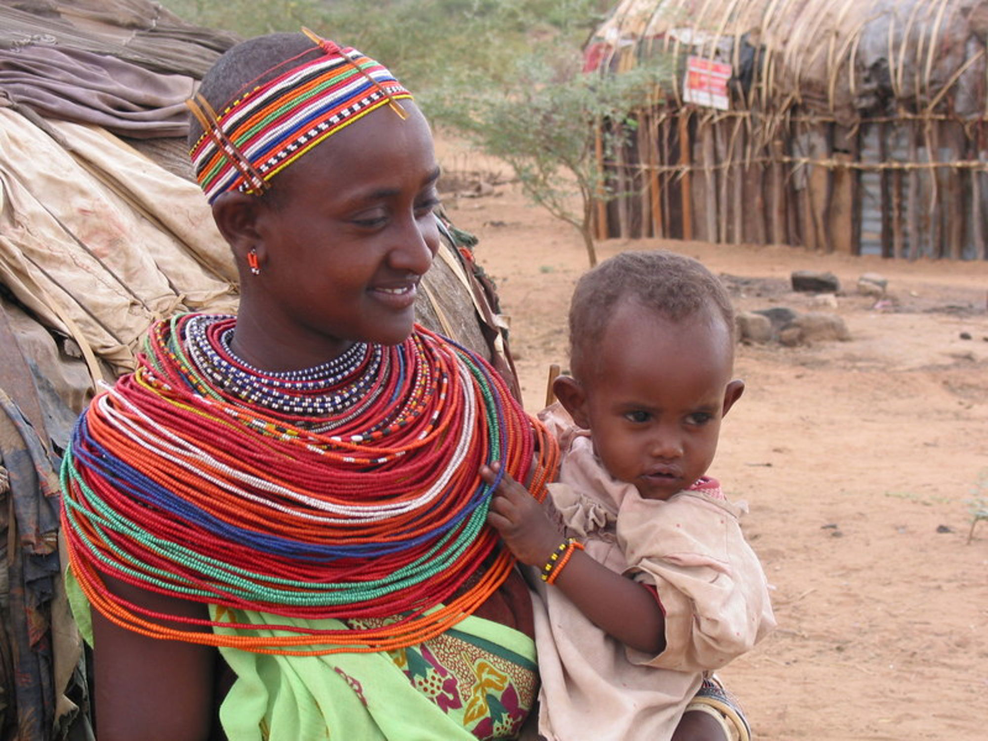 samburu vrouw met kind in kenia samburu vrouw met kind in kenia
