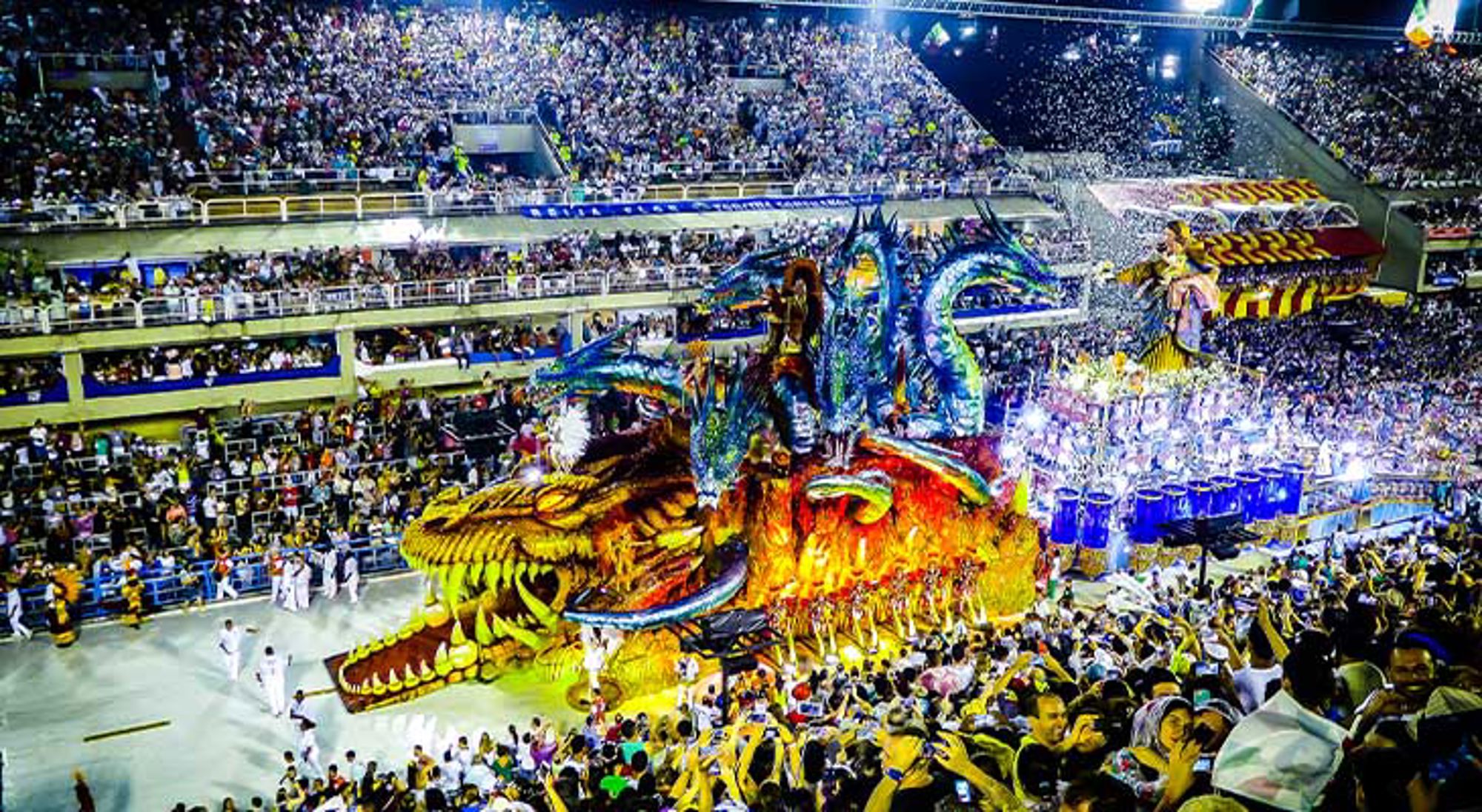 Carnaval Rio de Janeiro Grote carnavalsoptocht in een stadion met kleurrijke praalwagen in de vorm van een draak en veel publiek.