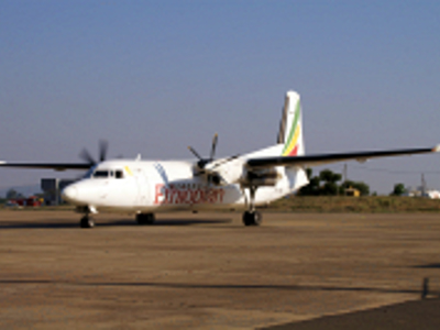 Binnenlandse vlucht in Ethiopië met een propellervliegtuig op de landingsbaan.