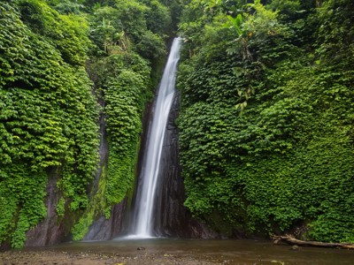 Waterval in weelderig groen regenwoud op Bali tijdens de Route Bali, 18 dagen.