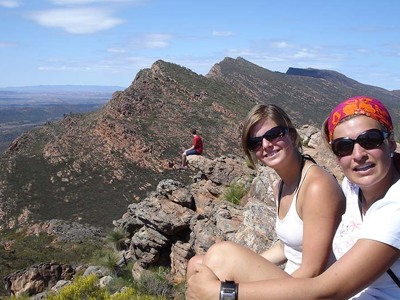 Wandelaars op een bergkam met uitzicht over de Flinders Ranges in Australië.