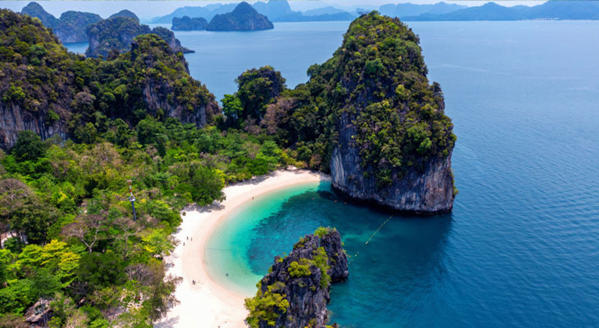Koh Hong Krabi een wit zandstrand met turquoise zee en kalkstenen rotsen in Thailand.