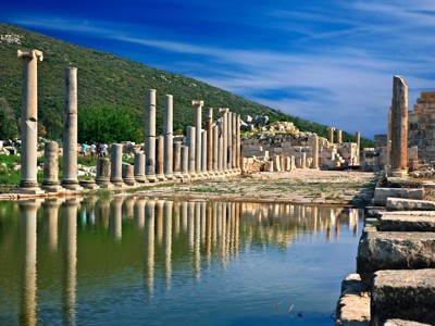 Antieke zuilengalerij met weerspiegeling in water bij ruïnes langs de Turquoise Kust in Turkije.