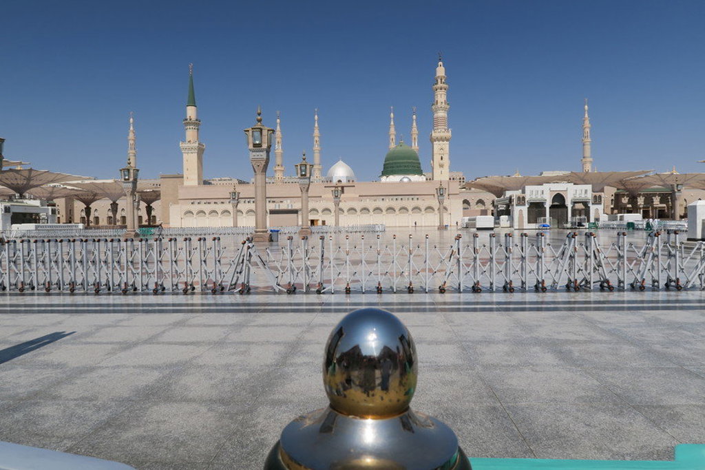 Groene koepel en minaretten van de Profeetmoskee in Medina, Saoedi-Arabië.