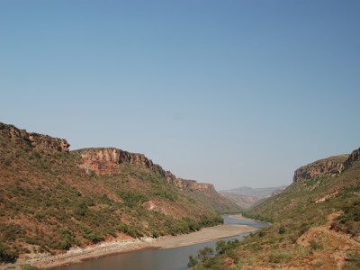 Rivier die door een groene kloof met rotswanden slingert tijdens route Ethiopië 29 dagen, dag 17.