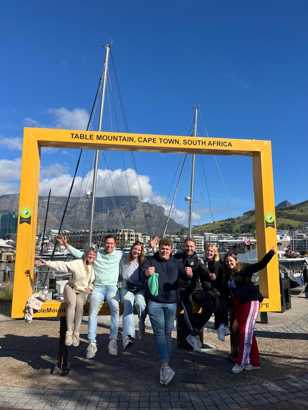 Kabelbaan naar de top van de Tafelberg bij Kaapstad tijdens een 22-35ers reis Zuid-Afrika.