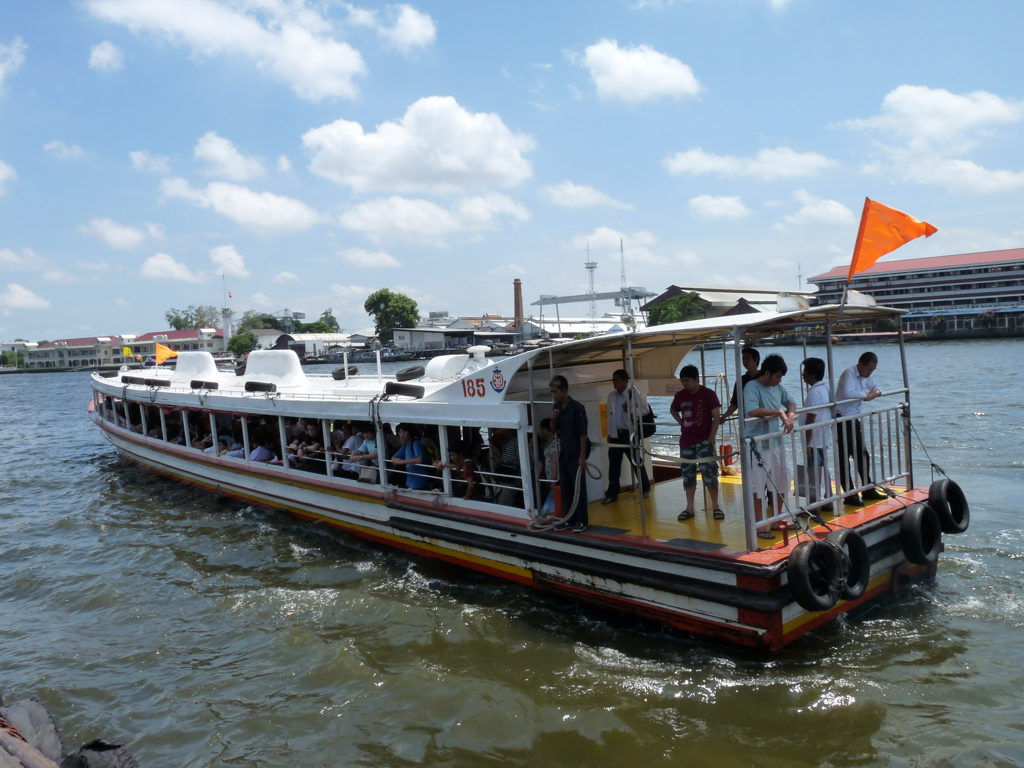 Veerboot met passagiers op de rivier in Bangkok tijdens groepsrondreis Thailand Noord en Zuid.