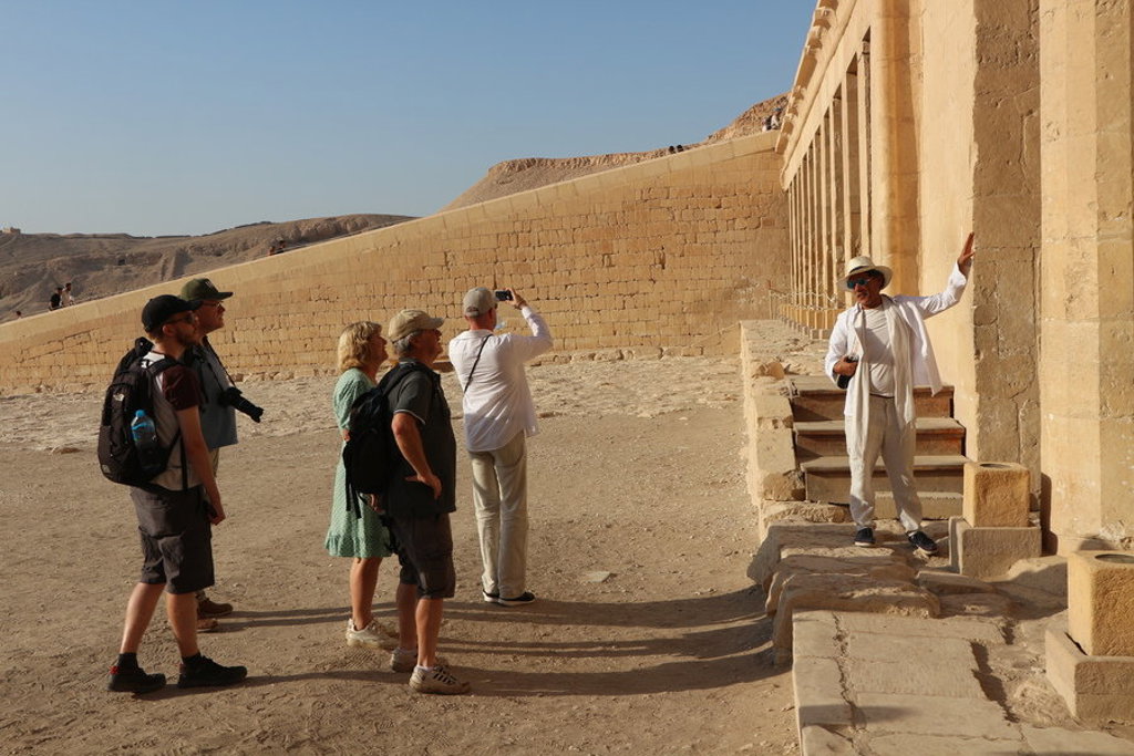 Reizigers met gids bij een tempelcomplex in Egypte tijdens de groepsrondreis Egypte Hoogtepunten.