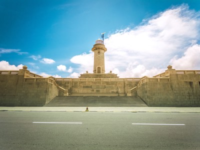 Vuurtoren van Galle Fort aan de zuidkust van Sri Lanka, gezien vanaf de vestingmuur en trappen.