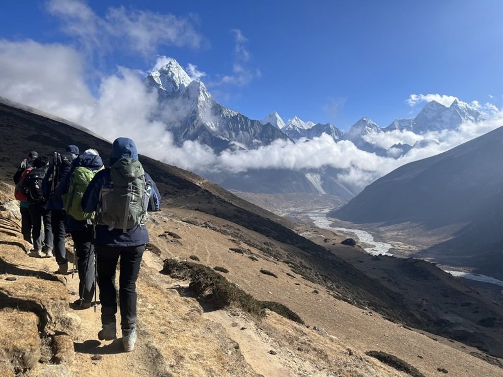 Hangbrug over een diepe vallei tijdens de Everest-trektocht in Nepal.
