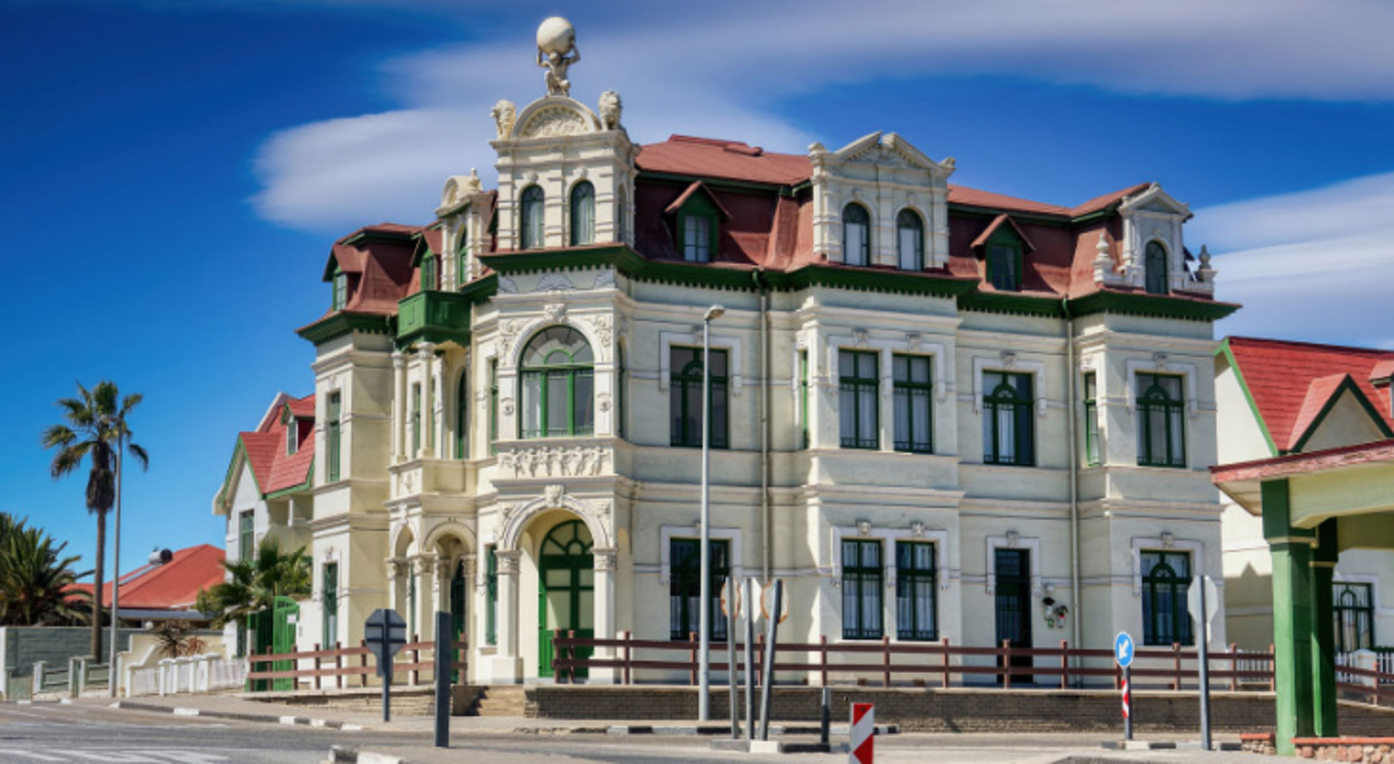 Hotel Hohenzollern in Swakopmund, Namibië Historisch gebouw in Duitse koloniale stijl in Swakopmund, Namibië, met rood dak en groene kozijnen.