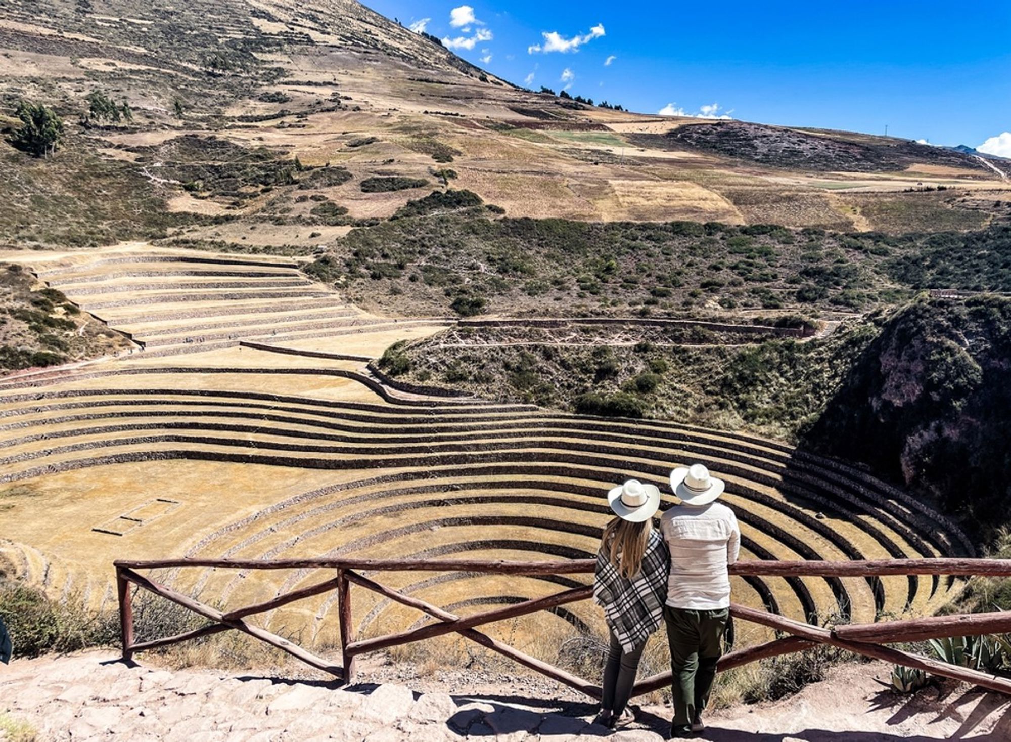 Uitzicht op de terrasvormige Inca-ruïnes van Moray in de Heilige Vallei bij Cusco, Peru.