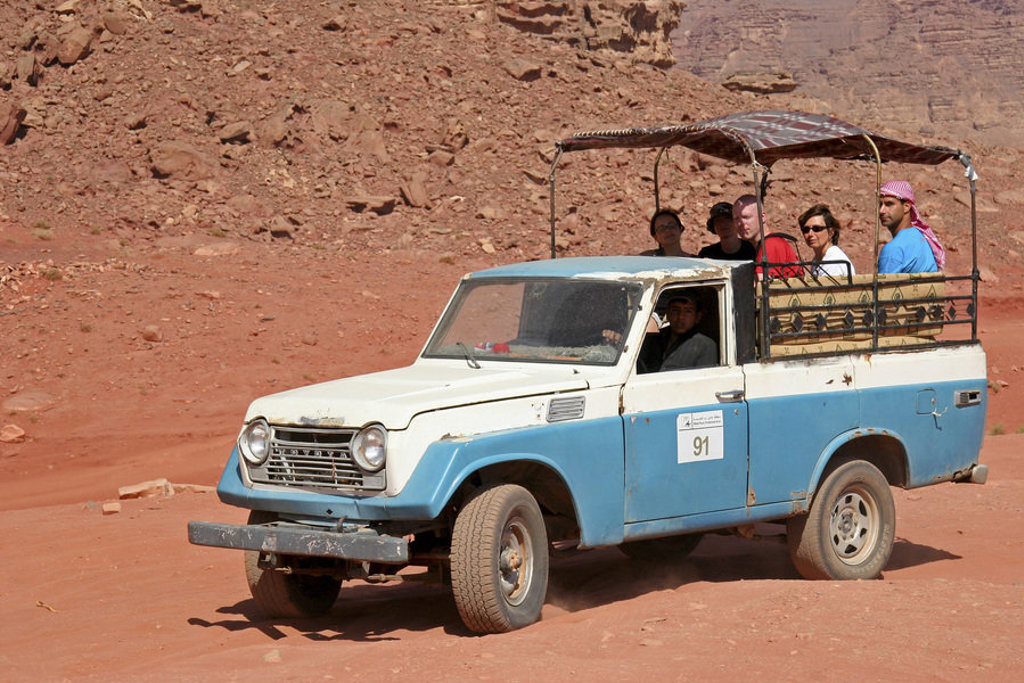 Groepsreis Jordanië: jeepsafari met open terreinwagen door de Wadi Rum-woestijn.
