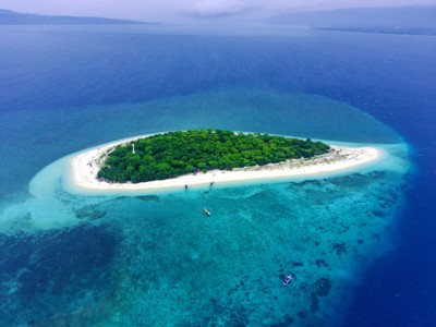 een klein eiland met wit zandstrand en turquoise zee op de route Java en Bali in Indonesië.