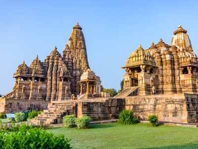 Khajuraho-tempels in Madhya Pradesh, Noord-India, met rijk versierde zandstenen torens in het ochtendlicht.