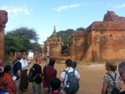 Rondleiding langs de tempelruïnes van Bagan tijdens de 20-daagse route door Myanmar (Birma).