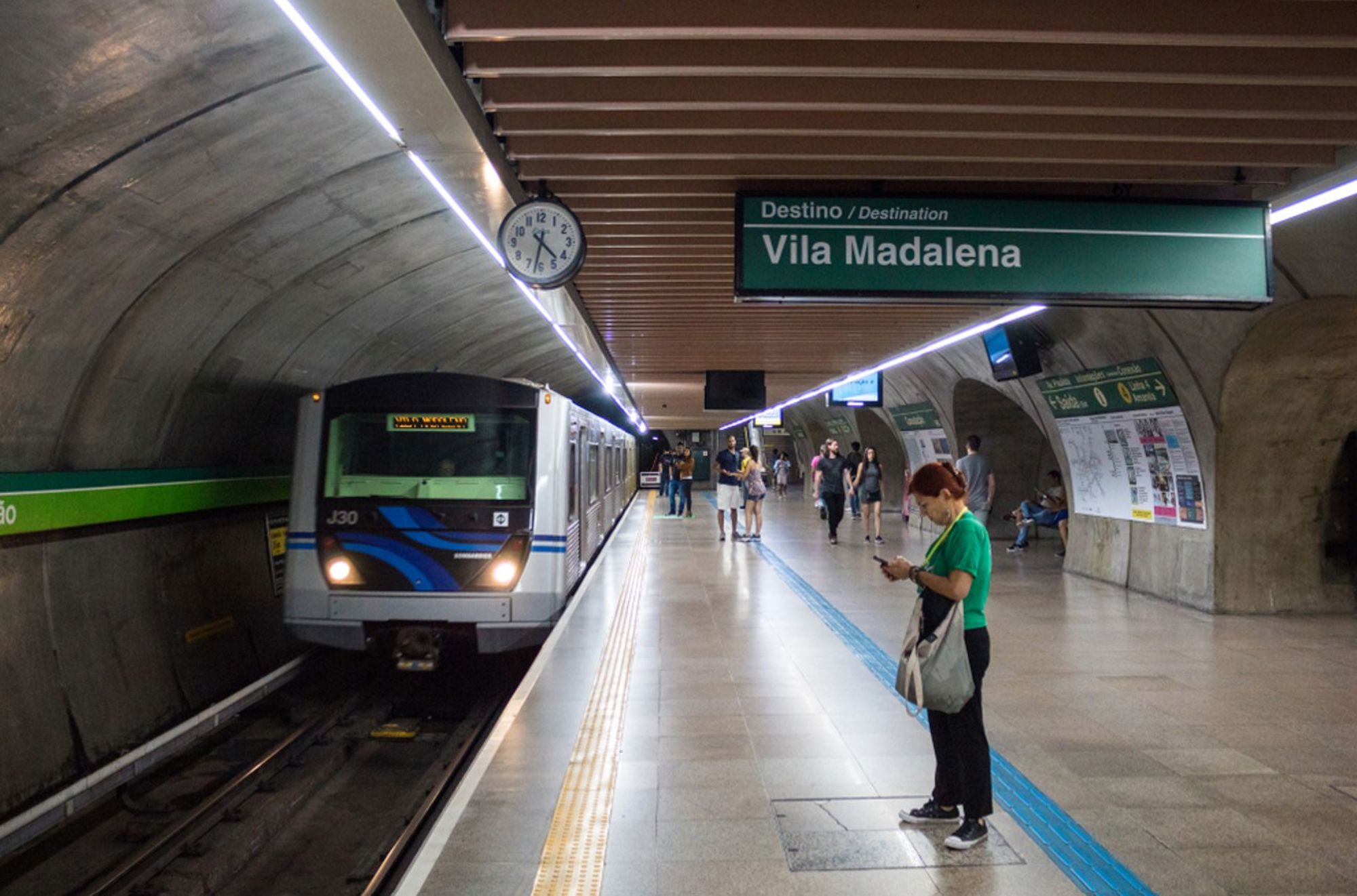Metrostation Vila Madalena in São Paulo met aankomende metro en reizigers op het perron.