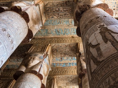Hiërogliefen op zuilen en plafond in de tempel van Dendera, Egypte.