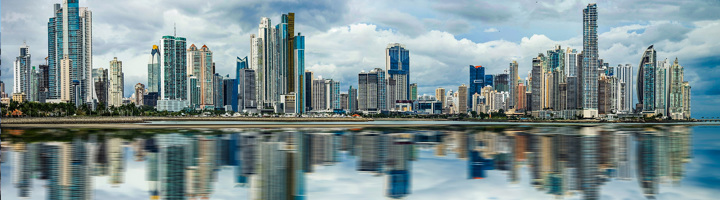 Skyline van Panama-Stad met wolkenkrabbers aan het water, tijdens rondreizen Panama.