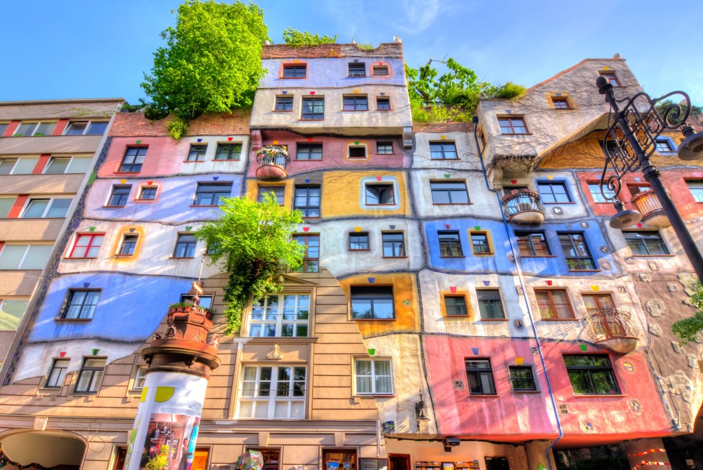 Kleurrijke Hundertwasserhaus in Wenen, highlight tijdens groepsrondreis Centraal Europa.