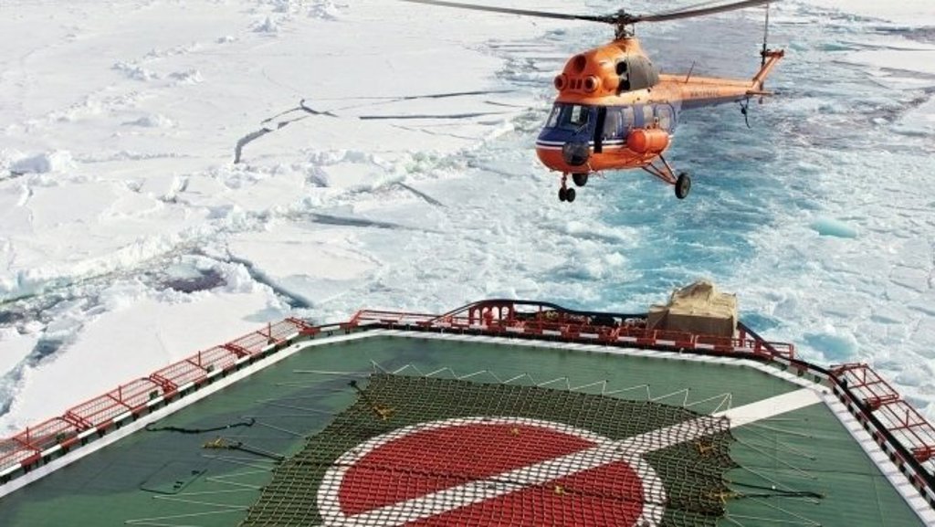 Helikoptervlucht boven het ijslandschap tijdens een groepsrondreis naar de Noordpool.