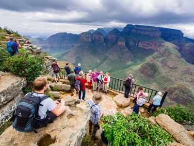 Uitzichtpunt bij Blyde River Canyon met reizigers en panorama op de Three Rondavels, route Kaapstad–Johannesburg.