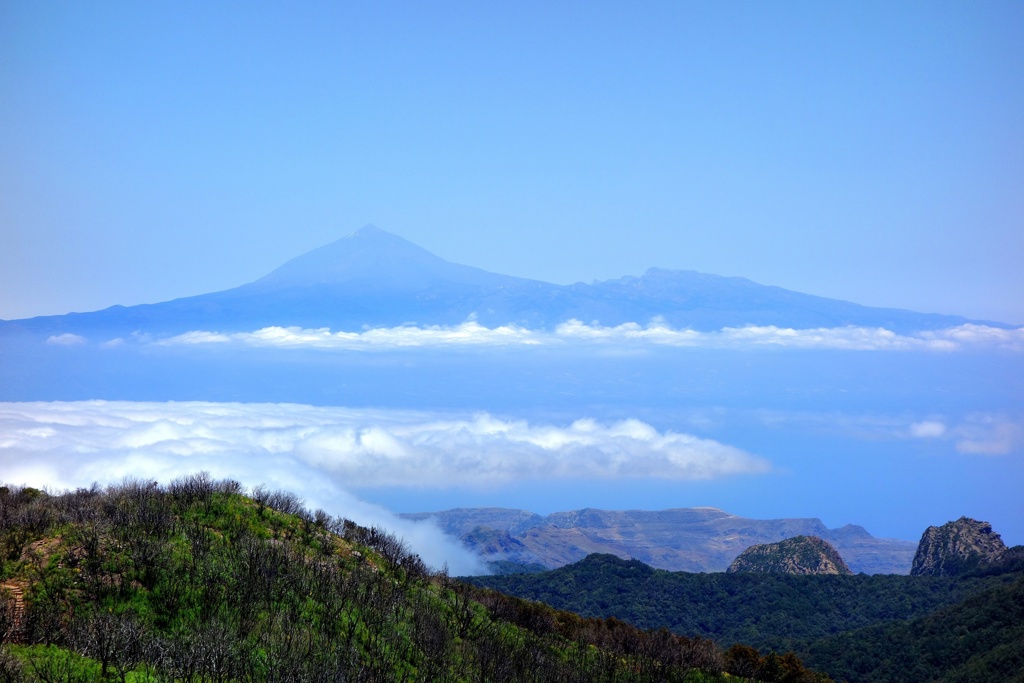 Uitzicht op de vulkaan Teide boven de wolken op Tenerife, Canarische Eilanden.