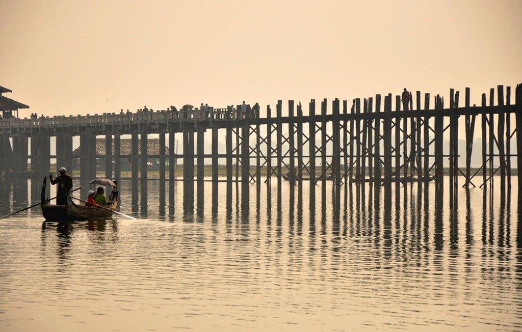 Uitzicht op de U Bein-brug bij Amarapura, Myanmar, tijdens een groepsrondreis.