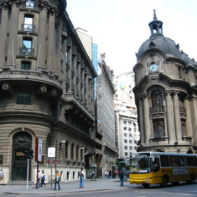 Historische gebouwen in het centrum van Buenos Aires met een stadsbus op straat.